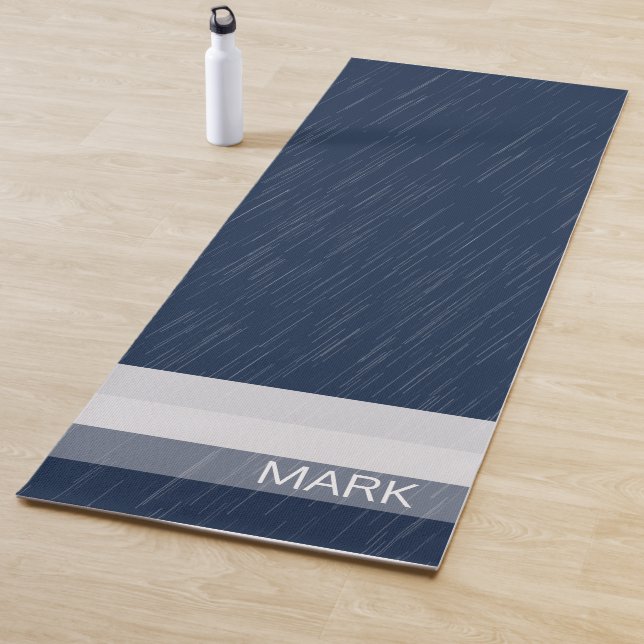 Tapis De Yoga Monogramme bleu marine chic géométrique (En situation)