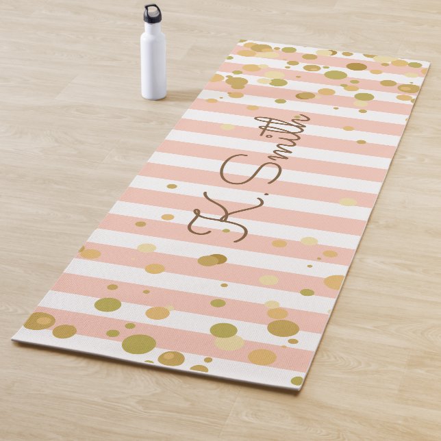 Tapis De Yoga Monogramme Cute Pink and White Stripes Confetti (En situation)