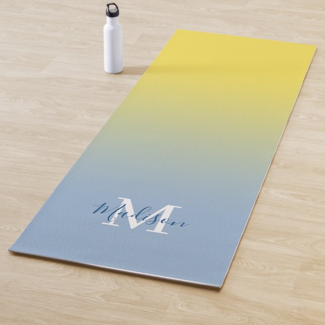 Tapis De Yoga Monogramme de dégradé bleu jaune minimal Nom du sc (En situation)