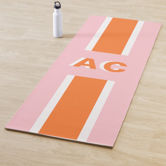 Tapis De Yoga Monogramme de fille rose orange rétro (En situation)