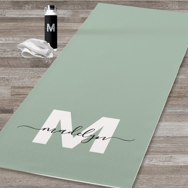 Tapis De Yoga Monogramme de nom initial personnalisé Vert Sauge (Custom Initial Name Monogram Sage Green Yoga Mat)