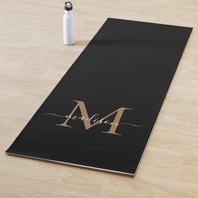 Tapis De Yoga Monogramme d'or noir moderne Élégant Script fémini (En situation)