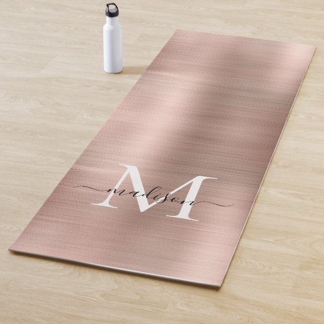 Tapis De Yoga Monogramme d'or Rose métallique brossé moderne (En situation)
