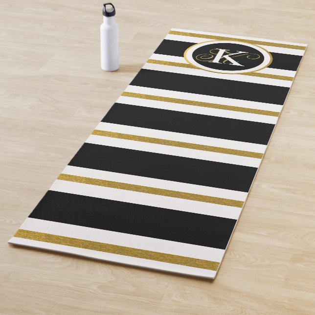 Tapis De Yoga Monogramme Elégant Noir & Or Personnalisé (En situation)