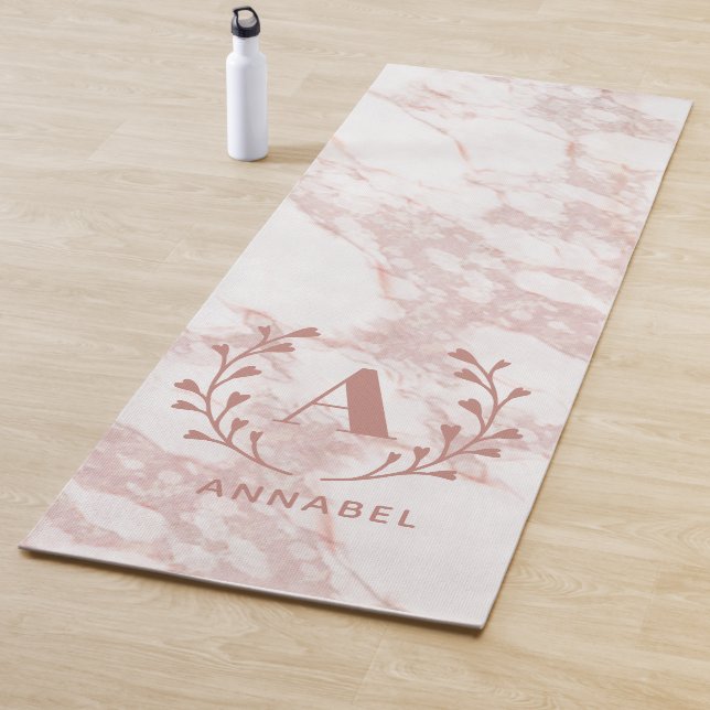 Tapis De Yoga Monogramme en marbre rose Toute initiale et nom pe (En situation)
