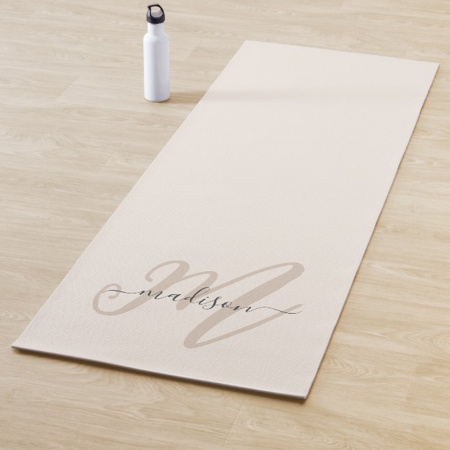Tapis De Yoga Monogramme et nom neutres Beige Boho Script (En situation)