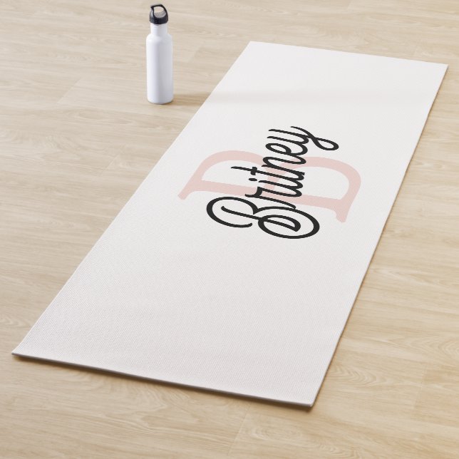 Tapis De Yoga Monogramme et nom personnalisé moderne Pastel Pink (En situation)