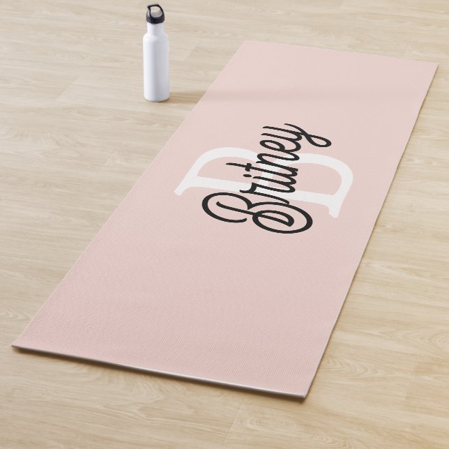 Tapis De Yoga Monogramme et nom personnalisé moderne Pastel Pink (En situation)