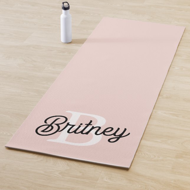 Tapis De Yoga Monogramme et nom personnalisé moderne Pastel Pink (En situation)