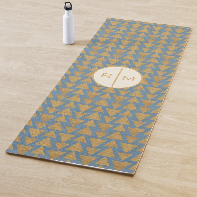 Tapis De Yoga Monogramme| Extérieur Geo Step| Motif Gold & Blue (En situation)