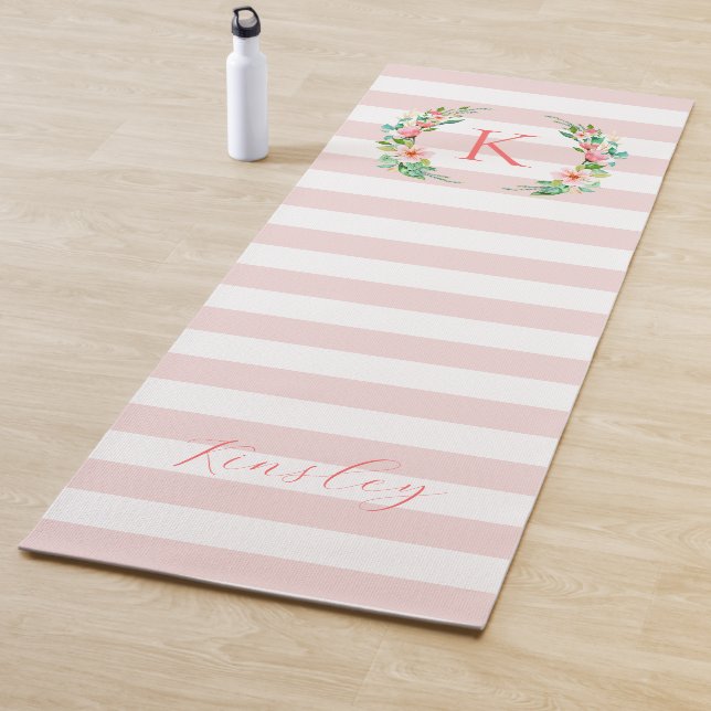 Tapis De Yoga Monogramme floral paradis et rayures (En situation)