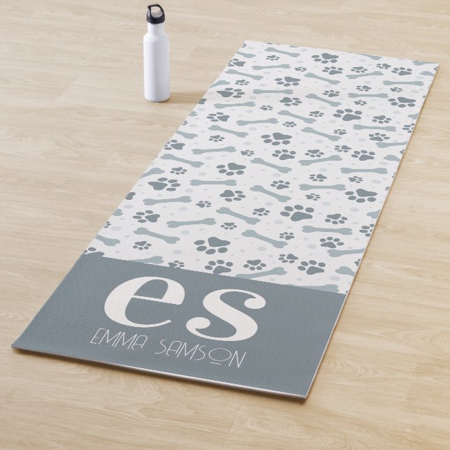 Tapis De Yoga Monogramme gris Empreinte de patte personnalisé (En situation)