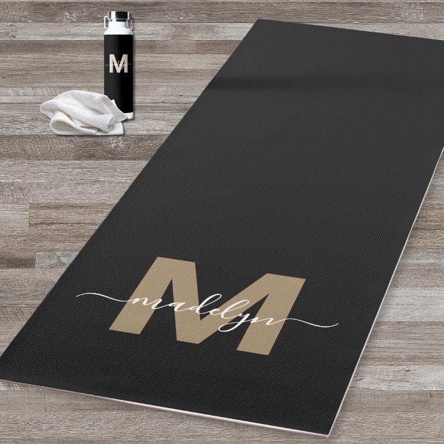 Tapis De Yoga Monogramme Initial Nom Or Noir Moderne Élégant (Elegant Modern Black Gold Initial Name Monogram Yoga Mat)