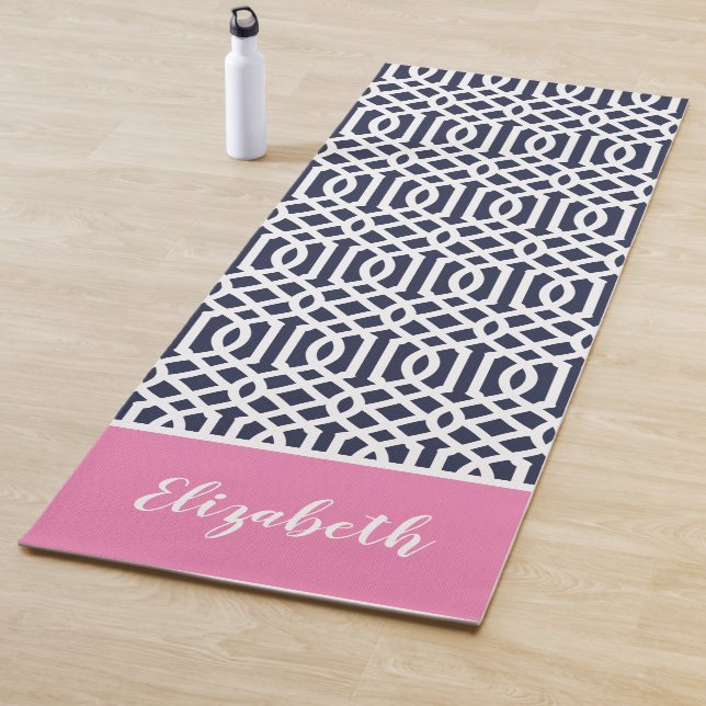 Tapis De Yoga Monogramme marine et Trellis rose | Couleurs modif (En situation)