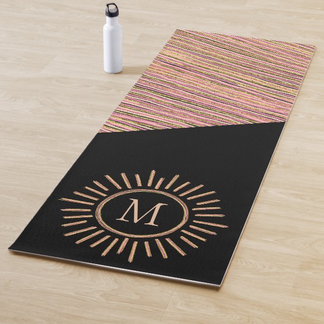 Tapis De Yoga Monogramme moderne or rose noir (En situation)