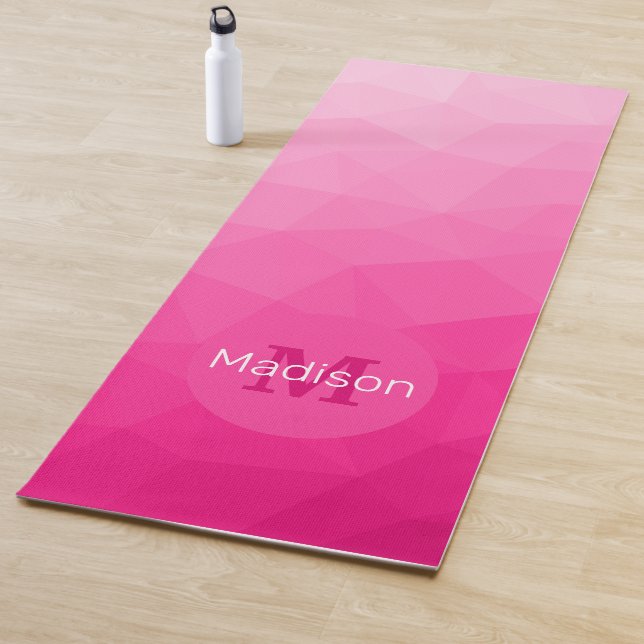 Tapis De Yoga Monogramme Motif à maillage géométrique rose chaud (En situation)