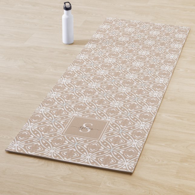 Tapis De Yoga Monogramme Motif Batik géométrique neutre (En situation)