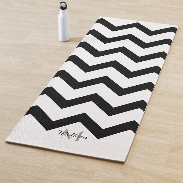 Tapis De Yoga Monogramme motif Chevron noir et blanc simple (En situation)