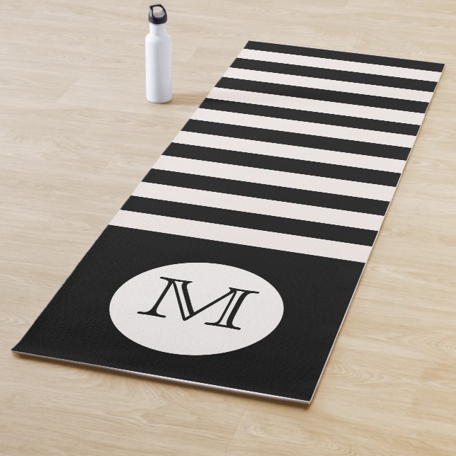 Tapis De Yoga monogramme noir blanc rayures (En situation)