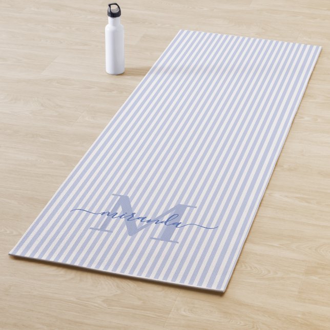 Tapis De Yoga Monogramme Nom Rayures Bleues & Blanches (En situation)