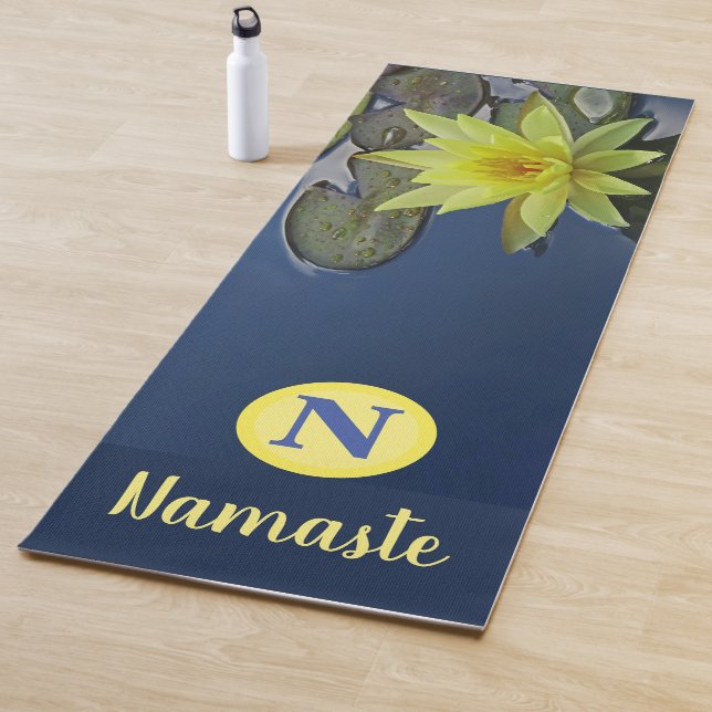TAPIS DE YOGA MONOGRAMME PERSONNALISÉ NAMASTE ZEN YELLOTUS LOTUS (En situation)