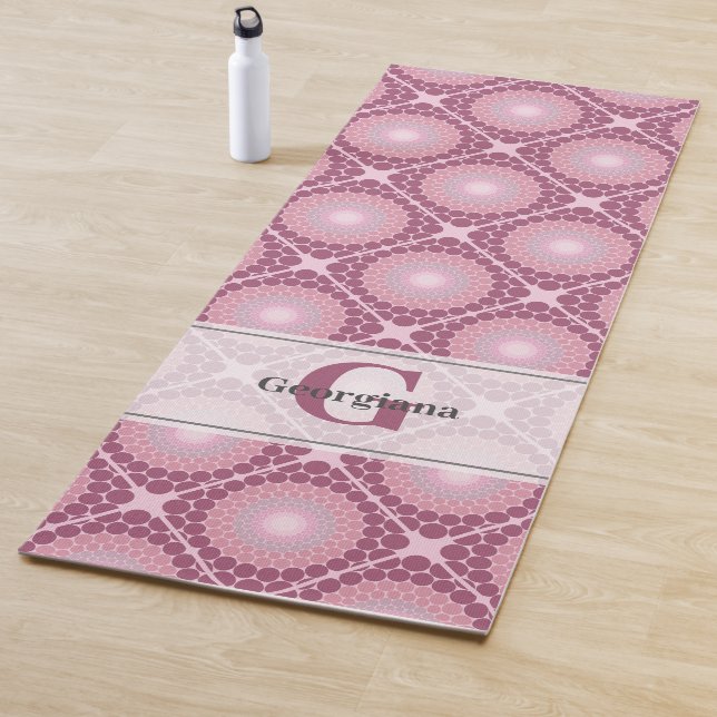 Tapis De Yoga Monogramme Radiant Dusky Rose Dot Mandala Carrelé (En situation)