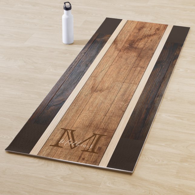 Tapis De Yoga Monogramme rayé ton bois rustique (En situation)