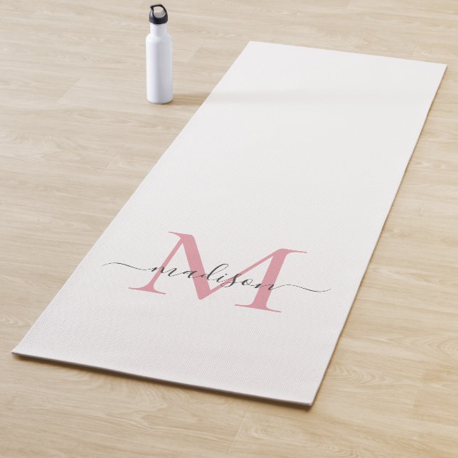 Tapis De Yoga Monogramme rose clair simple Script moderne pour f (En situation)