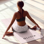 Tapis De Yoga Monogramme rose et nom personnalisé | Personnalisé<br><div class="desc">Ajoutez une touche personnelle à votre pratique du yoga avec cet élégant tapis de yoga personnalisé. Doté d'un design rose pastel minimaliste avec un monogramme et un nom personnalisables, ce tapis allie style et fonctionnalité. Le matériel de haute qualité offre une excellente adhérence et rembourrage, ce qui le rend parfait...</div>