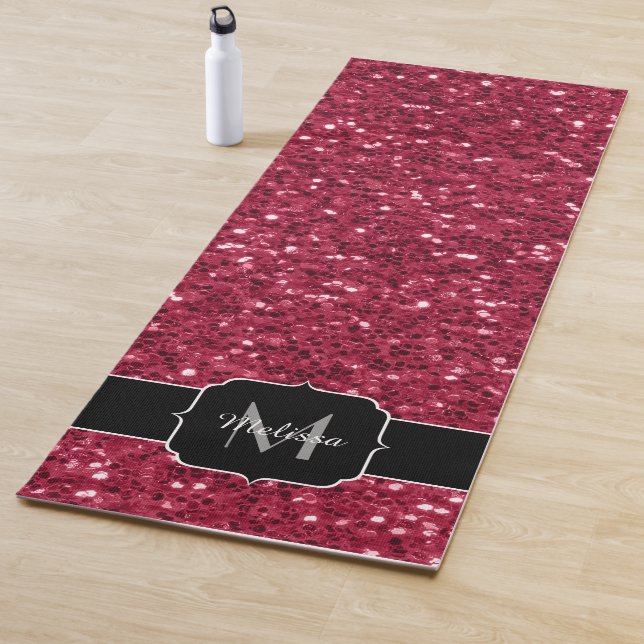 Tapis De Yoga Monogramme rose foncé magenta faux scintillants (En situation)