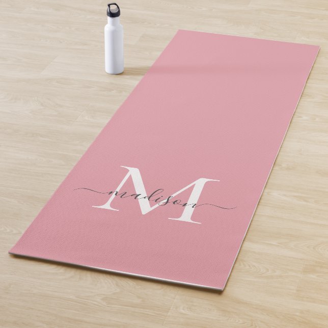 Tapis De Yoga Monogramme rose rose Fille Élégant Script féminin (En situation)