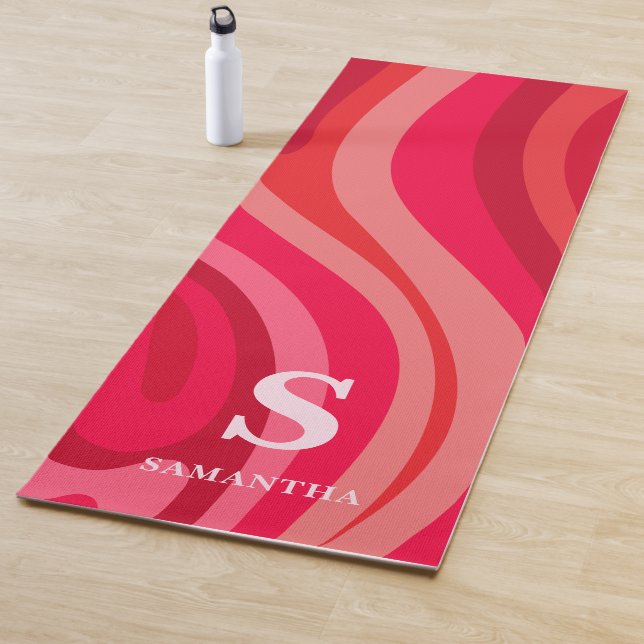 Tapis De Yoga Monogramme rose rouge moderne (En situation)