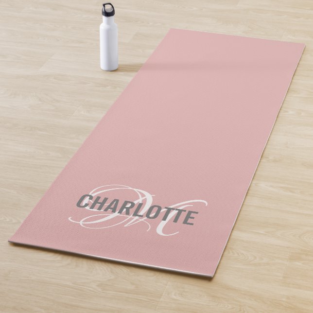 Tapis De Yoga monogramme rose vif moderne nom yoga mat (En situation)