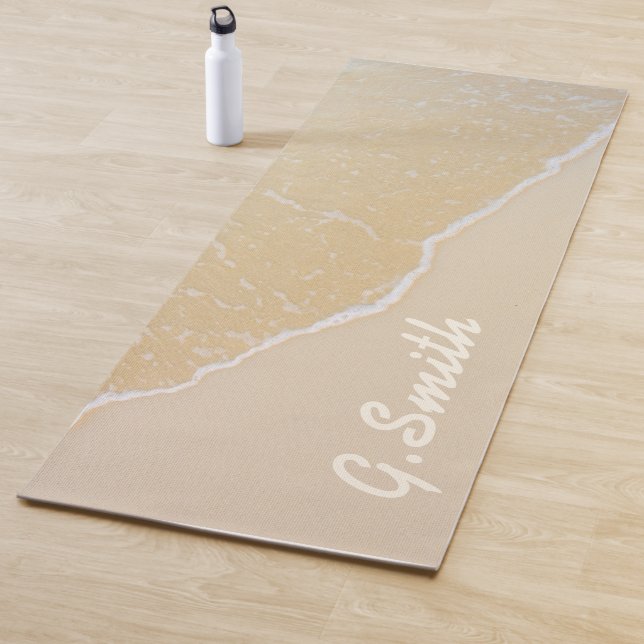 Tapis De Yoga Monogramme. Sable De Plage Tropical Personnalisé. (En situation)