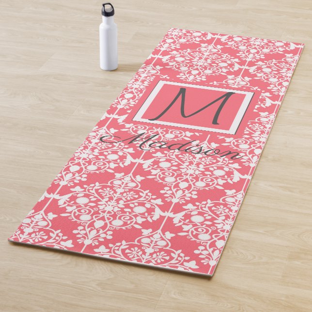 Tapis De Yoga Monogramme tendance rose et blanc Damas (En situation)