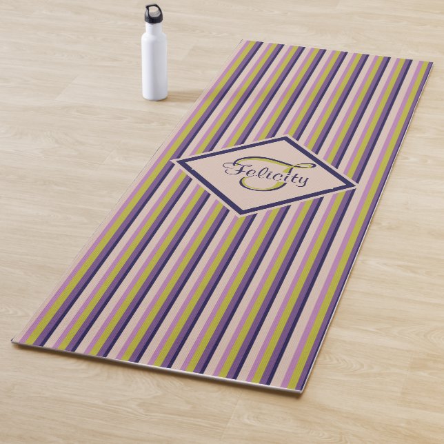 Tapis De Yoga Monogrammes Gold, Violet, Violet et Pink (En situation)