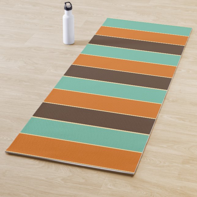 Tapis De Yoga Motif à rayures vert, noir et orange (En situation)
