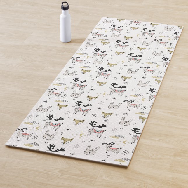 Tapis De Yoga Motif animal de griffonnage de région boisée (En situation)
