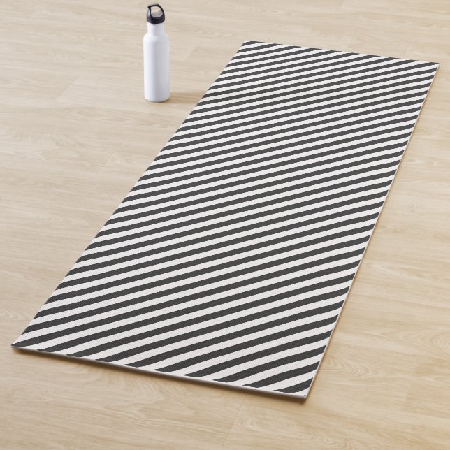 Tapis De Yoga Motif de bandes diagonales noires et blanches (En situation)