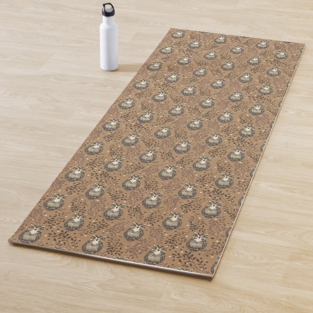 Tapis De Yoga Motif de bois illustré de Chouette Brown (En situation)