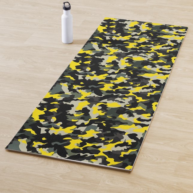 Tapis De Yoga Motif de camouflage noir et jaune (En situation)