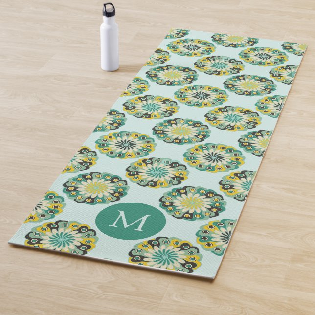 Tapis De Yoga Motif de fleur moderne sarcelle vert monogramme (En situation)