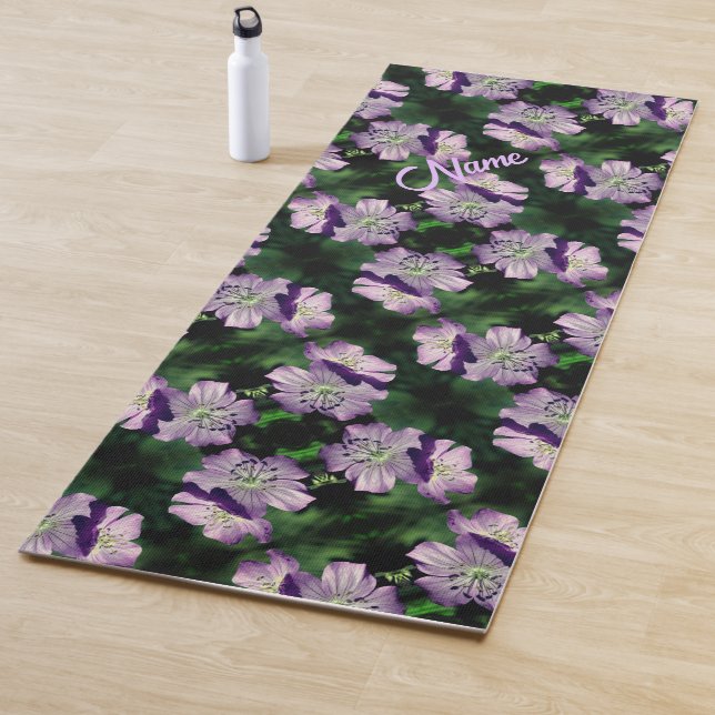 Tapis De Yoga Motif de fleurs de géranium violet personnalisé (En situation)
