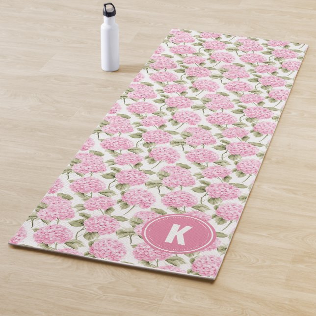 Tapis De Yoga Motif de monogramme de fleurs d'hydrangea rose élé (En situation)