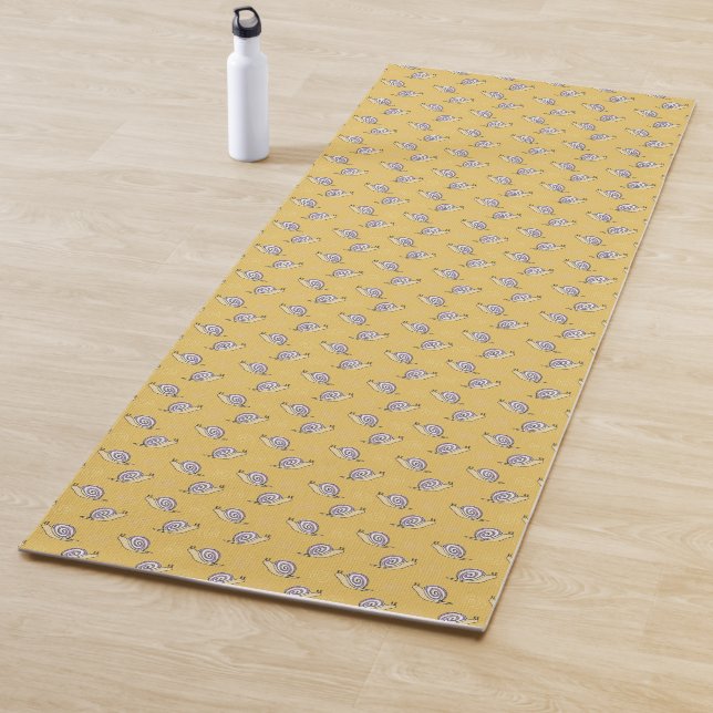 Tapis De Yoga Motif d'escargots et de torrents illustrés (En situation)