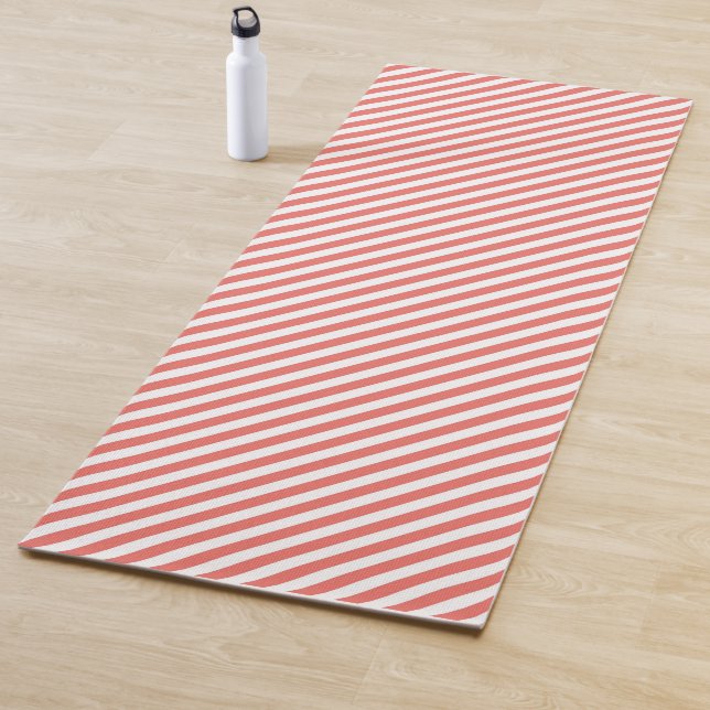 Tapis De Yoga Motif diagonal de rayures roses et blanches (En situation)