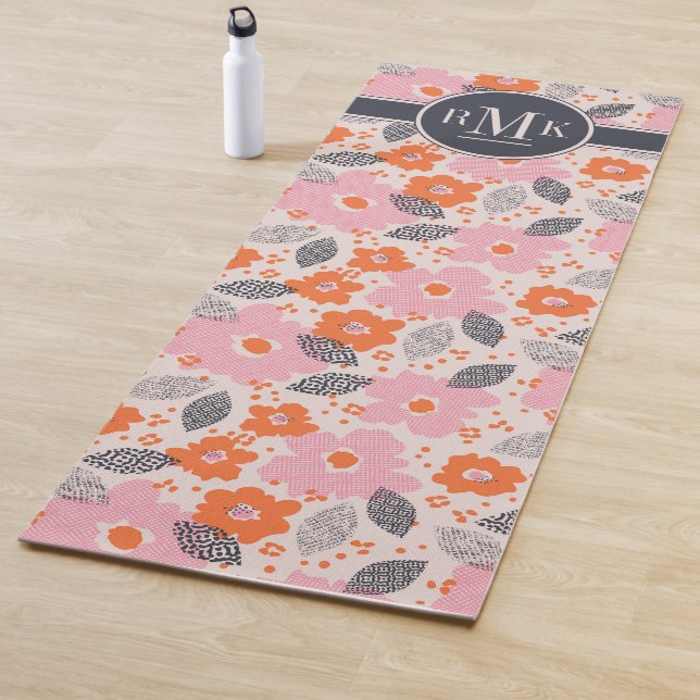 Tapis De Yoga Motif floral mignon du monogramme | rétro (En situation)