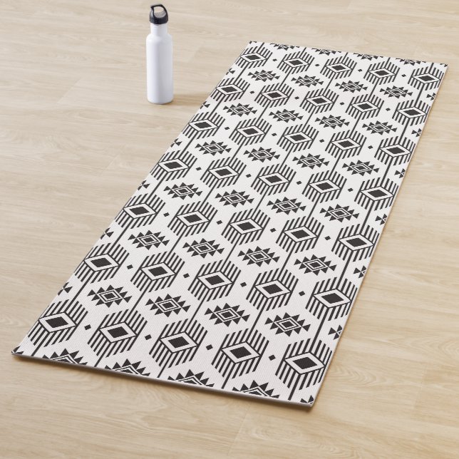 Tapis De Yoga Motif géométrique ikat noir et blanc (En situation)