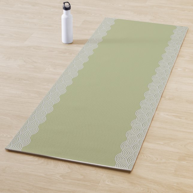 Tapis De Yoga Motif japonais traditionnel à vague Sage vert (En situation)