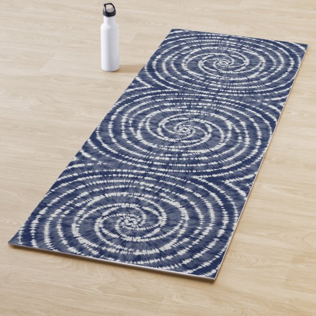 Tapis De Yoga Motif moderne Indigo Blue Spiral Shibori (En situation)